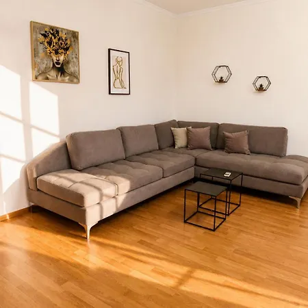 Apartament Bright With 2 Balconies Sleeps 8 Tirana