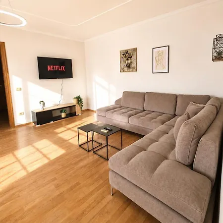 Bright With 2 Balconies Sleeps 8 地拉那