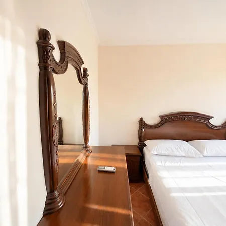 Bright With 2 Balconies Sleeps 8 * 地拉那