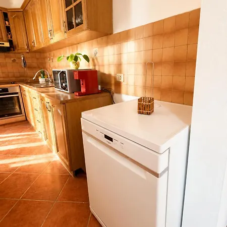 Bright With 2 Balconies Sleeps 8 * 地拉那