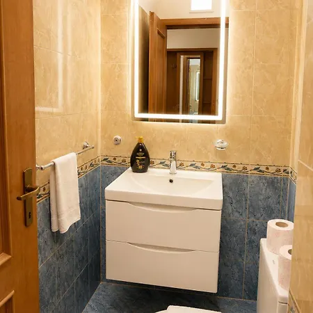 Apartament Bright With 2 Balconies Sleeps 8 *