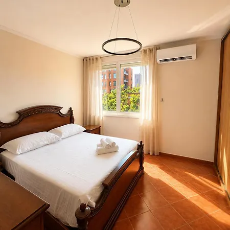 Bright With 2 Balconies Sleeps 8 公寓