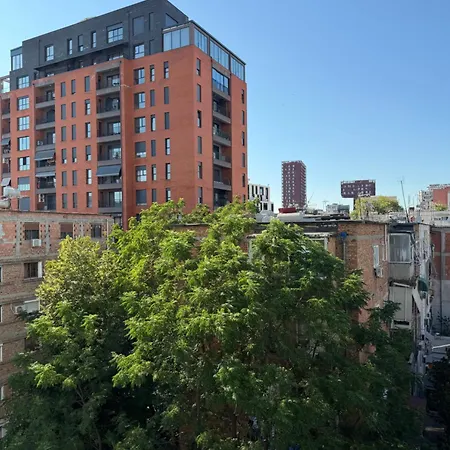 Bright With 2 Balconies Sleeps 8 * 地拉那